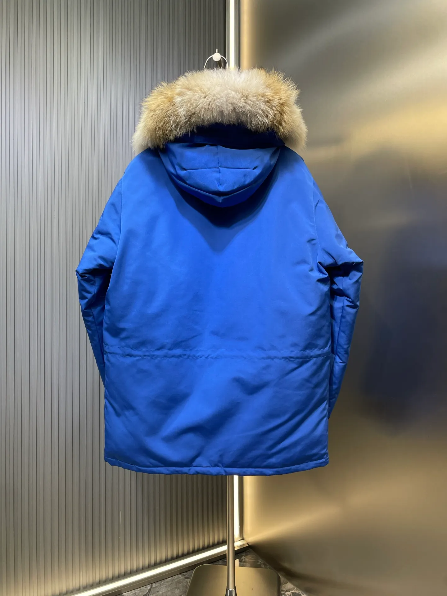 P910 special version 🌟 🇨🇦CANADA GOOES 24 new models 08 models/couple models Factory direct supply: supplying global purchasing agents, micro-business, entities, Tmall, high-end stalls and studio cooperation, free shipping! Canada Goose Expedition Parka 2008 is the same style for men and women. It is mid-length and the most timeless classic. All Arctic and Antarctic scientific expedition teams choose Canada Goose as their cold-proof equipment. It is the Rolls-Royce of down jackets. ➖ Industry-leading anti-counterfeiting chip sensing. ➖ Imported Behringer embroidery machines and customized embroidery labels, the highest level and industry leading. ➖ Imported Korean 21-count polyester-cotton blended original fabric, TC85 waterproof coated fabric, water-repellent, windproof and wear-resistant. ➖ The new national standard 80 white duck down is filled with an average of 520 grams of down. The amount of down filled is industry-leading. ➖ 100% nylon lining with double double-layer sealing design to prevent velvet running, and seamless thread design on the cuffs! ➖ Western Canadian Green Wolf Collar. ➖ Yoshida YKK provides original factory-customized electroplated sliders. YKK two-way lockable zippers are tight and smooth and do not peel off paint. ➖ 3M composite Velcro is durable and the accessories and hardware are all custom-made. Note: Our copywriting is only simple and clear. Instead of bragging about the copywriting, it is better to compare and understand with samples. Only for the purest goose, the most dedicated, the most professional, the highest quality, the highest cost performance!  Size:XS-XXL